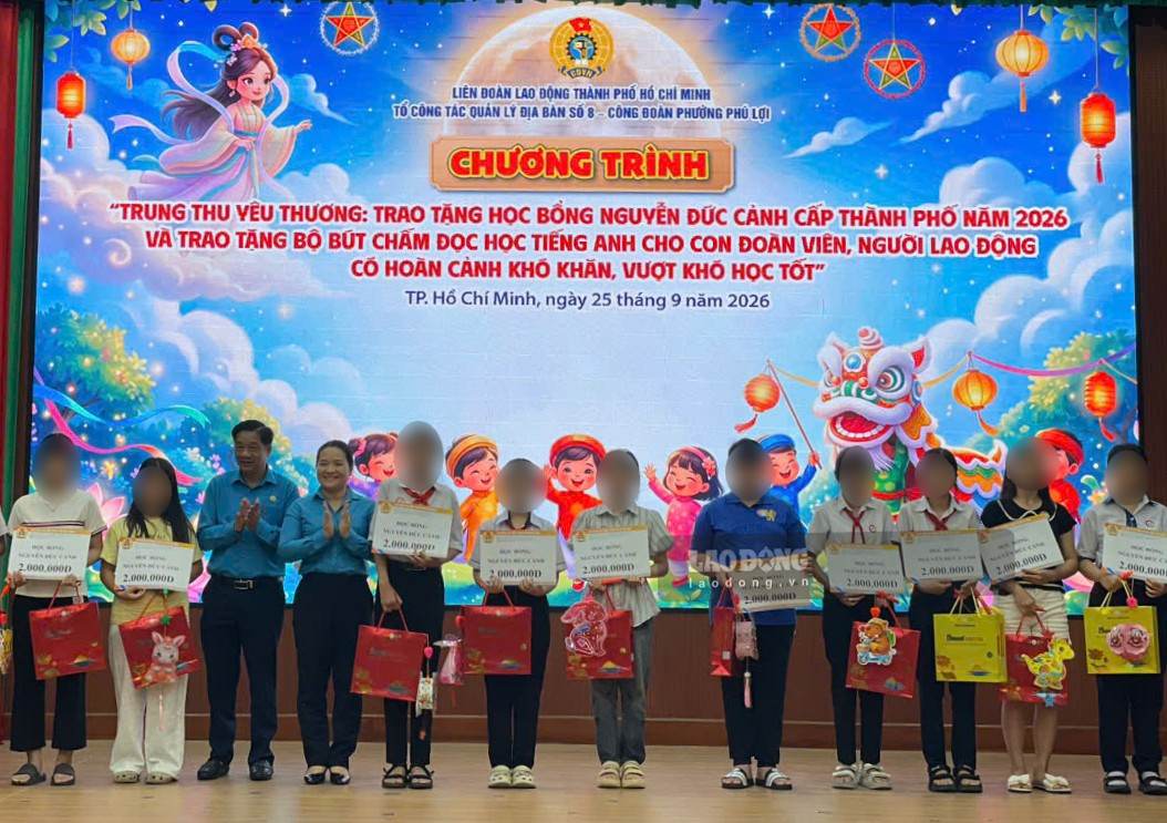 Chương trình động viên học sinh con công nhân vượt khó, học tốt. Ảnh: Đình Trọng