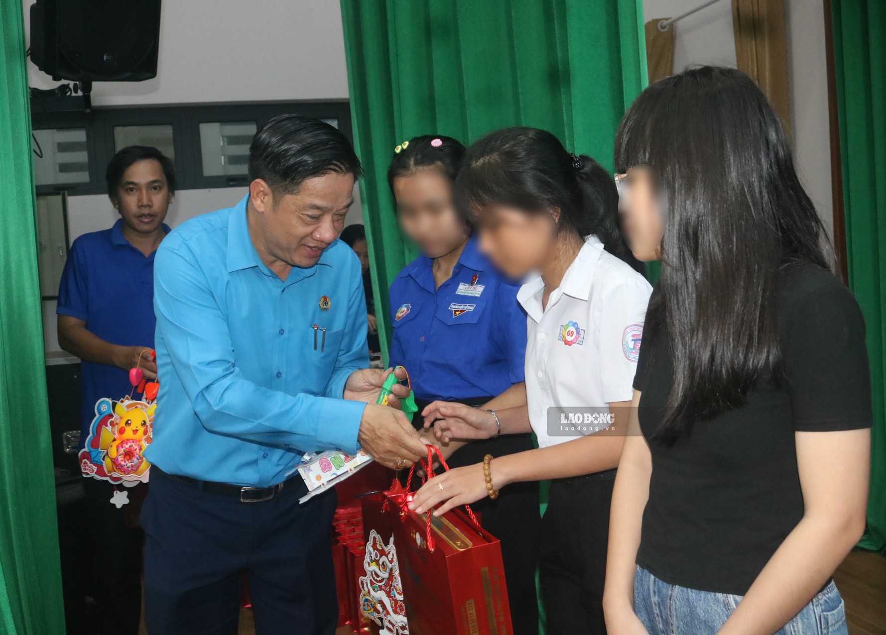 Ông Đào Trần Đông trao học bổng Nguyễn Đức Cảnh cho các em học sinh. Ảnh: Đình Trọng
