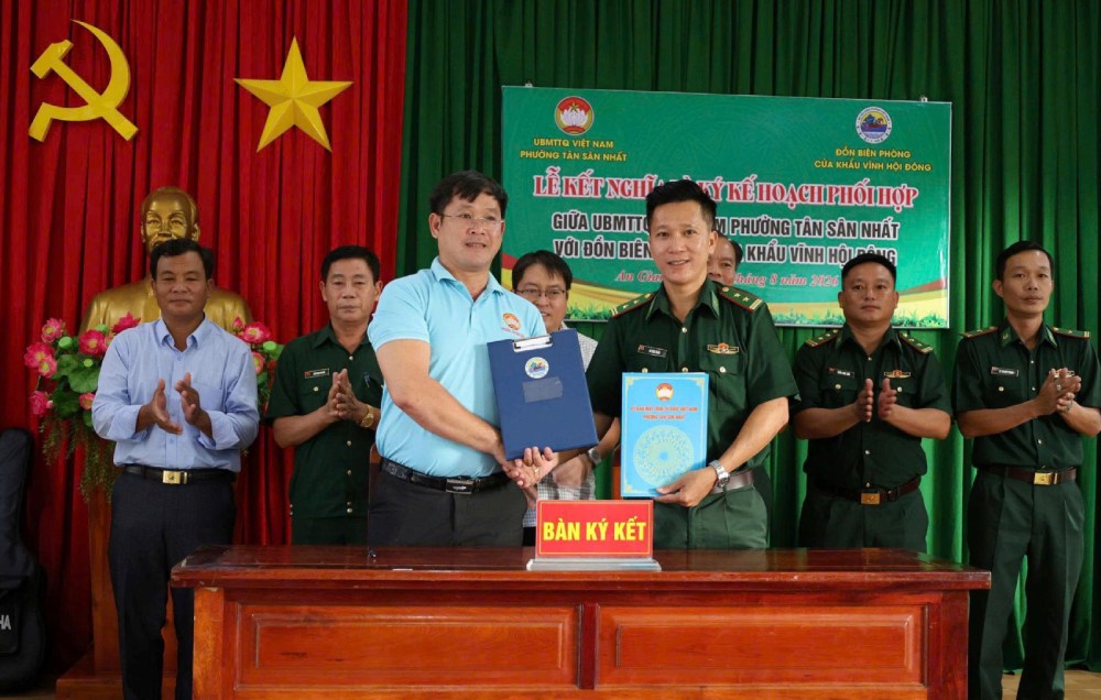 Trước đó, Ủy ban MTTQ Việt Nam phường Tân Sơn Nhất (Thành phố Hồ Chí Minh) cũng đã ký kết nghĩa với đồn Biên phòng cửa khẩu Vĩnh Hội Đông. Ảnh: Thu Ngân/Biên phòng An Giang