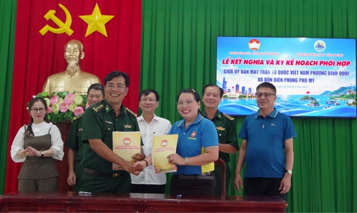 Ủy ban MTTQ Việt Nam phường Bình Quới (Thành phố Hồ Chí Minh) ký kết nghĩa với Đồn Biên phòng Phú Mỹ (An Giang). Ảnh: Thu Ngân/Biên phòng An Giang
