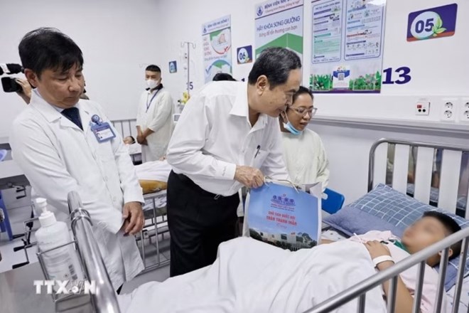 Chủ tịch Quốc hội thăm, tặng quà trung thu cho bệnh nhi tại Bệnh viện Nhi đồng 1