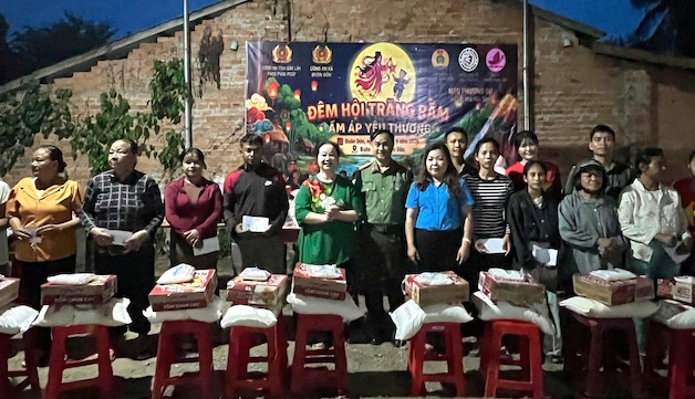 Công đoàn phường Hoàn Kiếm trao quà tại Buôn Trí - Xã Buôn Đôn. Ảnh: Công đoàn phường cung cấp