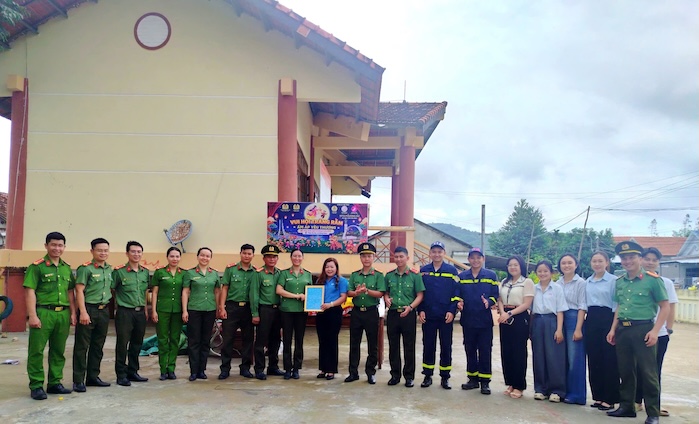 Công an xã Đồng Xuân (Đắk Lắk) trao thư cảm ơn Công đoàn phường Hoàn Kiếm vì các hoạt động trên địa bàn dịp Tết Trung thu 2026. Ảnh: Công đoàn phường cung cấp