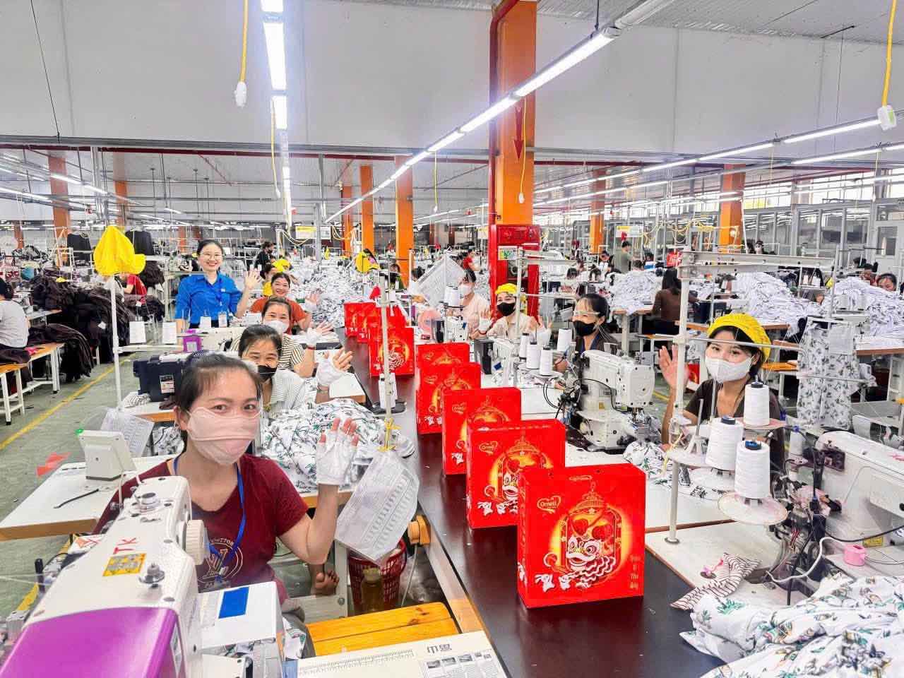 Gần 1.750 phần quà Trung thu đến với người lao động