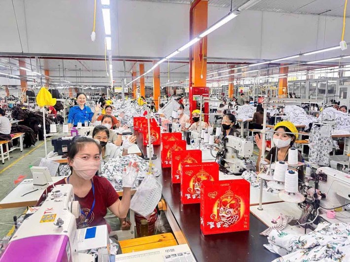 Công đoàn Công ty May Minh Anh Tân Kỳ trao gần 1.750 phần quà Trung thu cho người lao động. Ảnh: Công đoàn Nghệ An đăng tải ngày 24.9