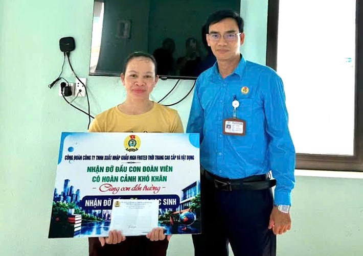 Công đoàn cơ sở Công ty TNHH Xuất nhập khẩu High Fronted Thời trang Cao cấp và Vật dụng (Đà Nẵng) nhận đỡ đầu con đoàn viên có hoàn cảnh khó khăn. Ảnh: Công đoàn Quế Sơn