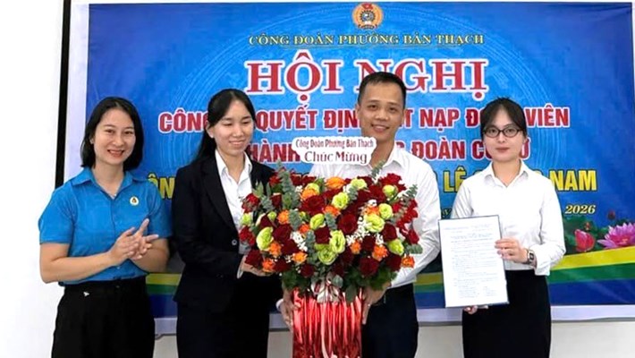 Công đoàn phường Bàn Thạch, Đà Nẵng công bố thành lập Công đoàn cơ sở Công ty TNHH Toyota Trang Lê Quảng Nam với 59 đoàn viên. Ảnh: Công đoàn Bàn Thạch