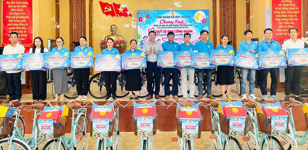 Công đoàn Duy Xuyên trao xe đạp, quà Trung thu cho đoàn viên