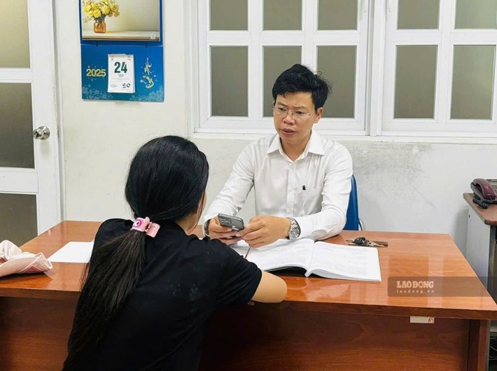 Luật sư Đỗ Ngọc Thanh - Chi hội trưởng Chi hội Luật sư, Hội Bảo vệ Quyền trẻ em TPHCM - đang trợ giúp pháp lý miễn phí cho người dân. Ảnh: Hà Nam