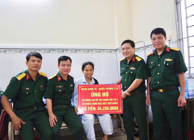 Trao tiền hỗ trợ công nhân có hoàn cảnh đặc biệt khó khăn