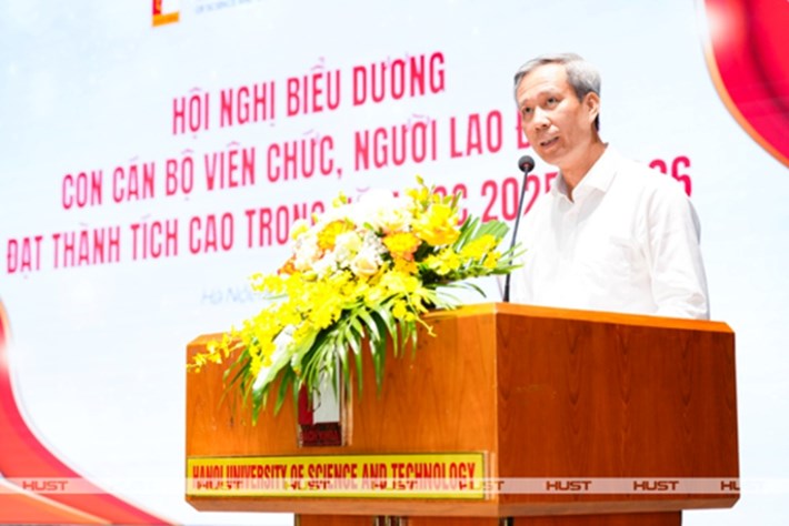 GS.TS Lê Anh Tuấn - Giám đốc Đại học Bách khoa Hà Nội - động viên con cán bộ đạt thành tích cao trong học tập tại hội nghị do Công đoàn Đại học Bách khoa Hà Nội tổ chức. Ảnh: Công đoàn Đại học Bách khoa Hà Nội
