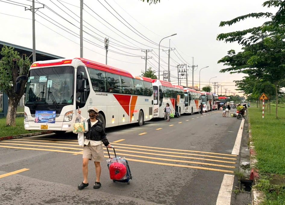 Hơn 1.300 công nhân công ty giày ở Đồng Nai đi du lịch biển Nha Trang
