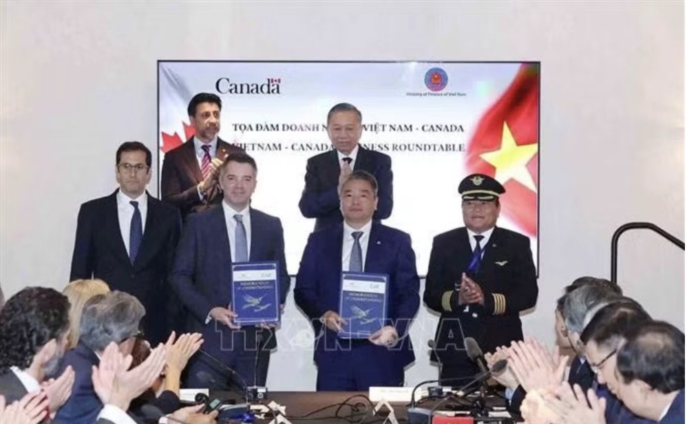 Tổng Bí thư, Chủ tịch nước Tô Lâm chứng kiến lễ trao các văn kiện hợp tác giữa doanh nghiệp hai nước. Ảnh: TTXVN