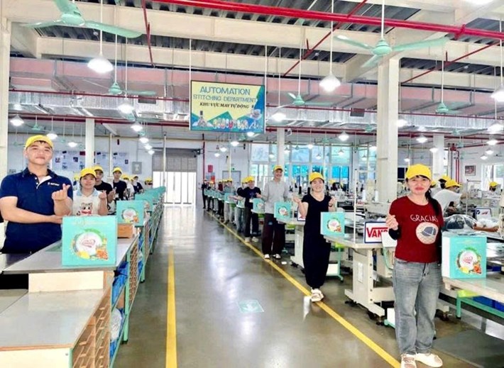 Công đoàn Công ty Giầy SunJade trao 8.500 suất quà Trung thu. Ảnh: Công đoàn Thanh Hóa đăng tải ngày 26.9