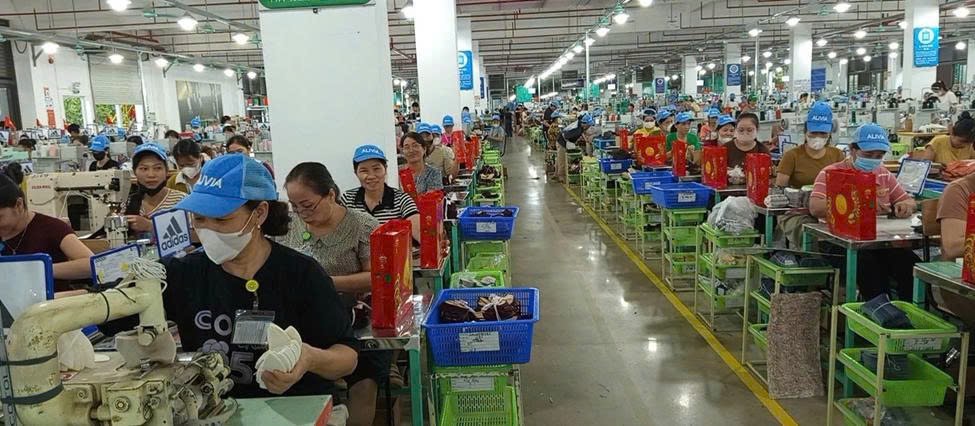 Trao quà Trung thu, gửi yêu thương đến đoàn viên Công ty Giầy Alivia Việt Nam