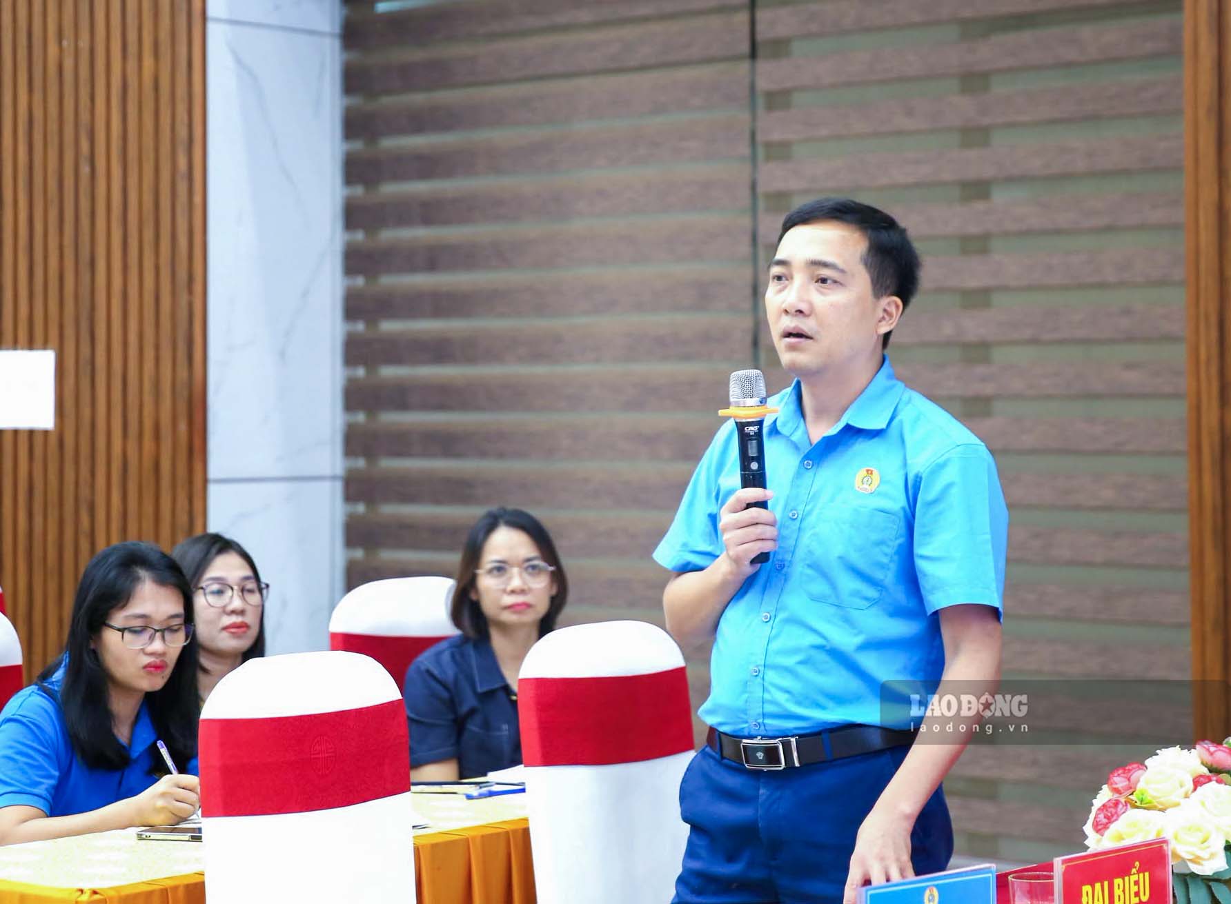 Chủ tịch công đoàn cơ sở chia sẻ ý kiến. Ảnh: Duy Chương