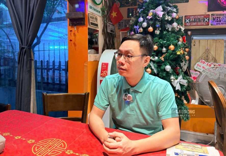 Anh Nguyễn Đức Trung – người sáng lập VAPs – là người trực tiếp hướng dẫn và đào tạo các bạn nhân viên từng bước trong quá trình làm việc. Ảnh: Thảo Anh 
