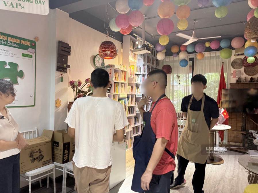 Các bạn nhân viên đang giới thiệu sách cho khách hàng tới tham quan trải nghiệm. Ảnh: Song Anh