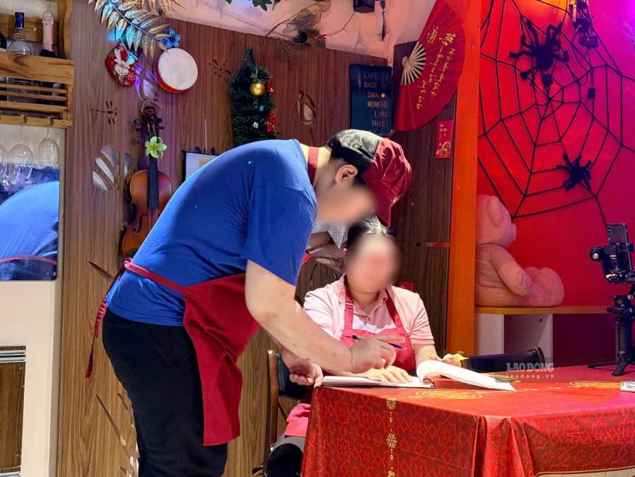 Sau mỗi ca làm việc, các bạn nhân viên đều sẽ được ký tên và nhận tiền lương của riêng mình. Ảnh: Thảo Anh