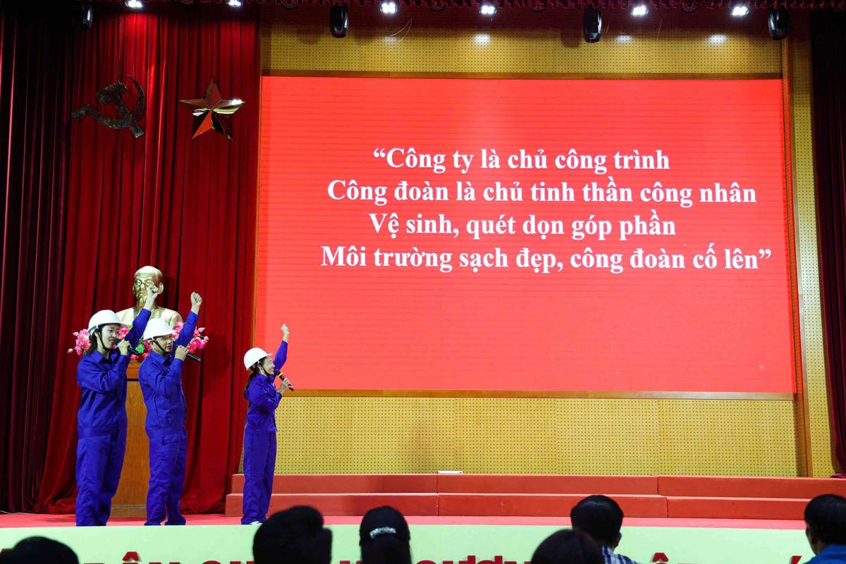 Phần thi chào hỏi của một đội thi. Ảnh: Cổng TTĐT đặc khu Vân Đồn