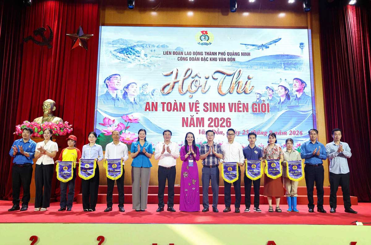 Ban tổ chức trao cờ lưu niệm cho các đội tham gia hội thi. Ảnh: Cổng TTĐT đặc khu Vân Đồn