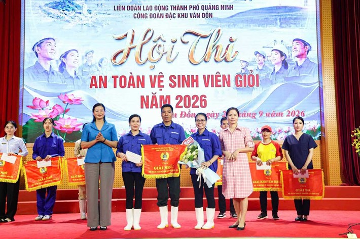 Ban tổ chức trao giải Nhất hội thi cho Công đoàn Công ty TNHH Taiheiyo Shinju Việt Nam. Ảnh: Công đoàn đặc khu Vân Đồn