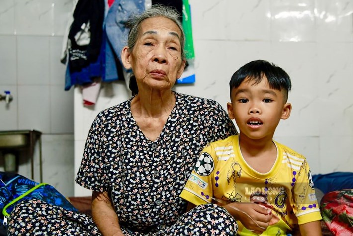 Ms. Nguyen Thi Lan next to her grandson Nguyen Ngoc Gia Bao (6 years old) who also suffers from a dangerous disease. Photo: Dat Nhat