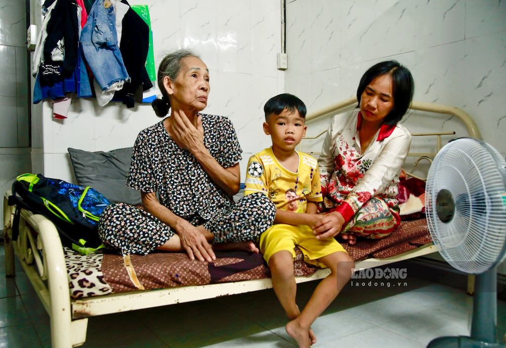 Chị Nguyễn Thị Quyên cùng mẹ và con trai trong căn nhà của gia đình tại phường Phú Xuân, TP Huế (ảnh chụp ngày 19.9). Ảnh: Đạt Nhất