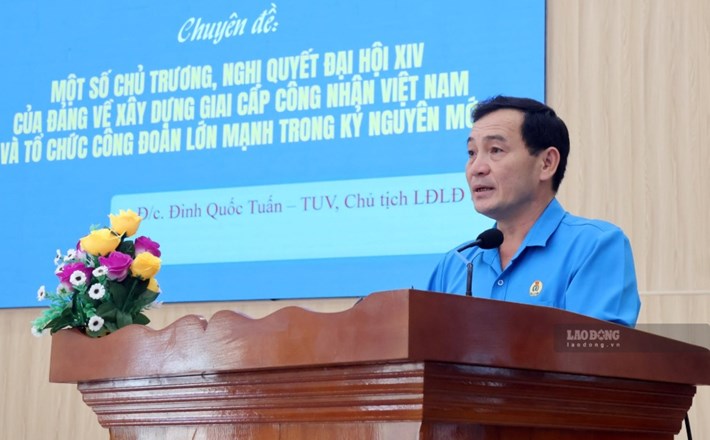 Ông Đinh Quốc Tuấn - Chủ tịch Liên đoàn Lao động tỉnh Quảng Ngãi trực tiếp triển khai những định hướng quan trọng của Nghị quyết Đại hội XIV Công đoàn Việt Nam. Ảnh: Quốc Chinh
