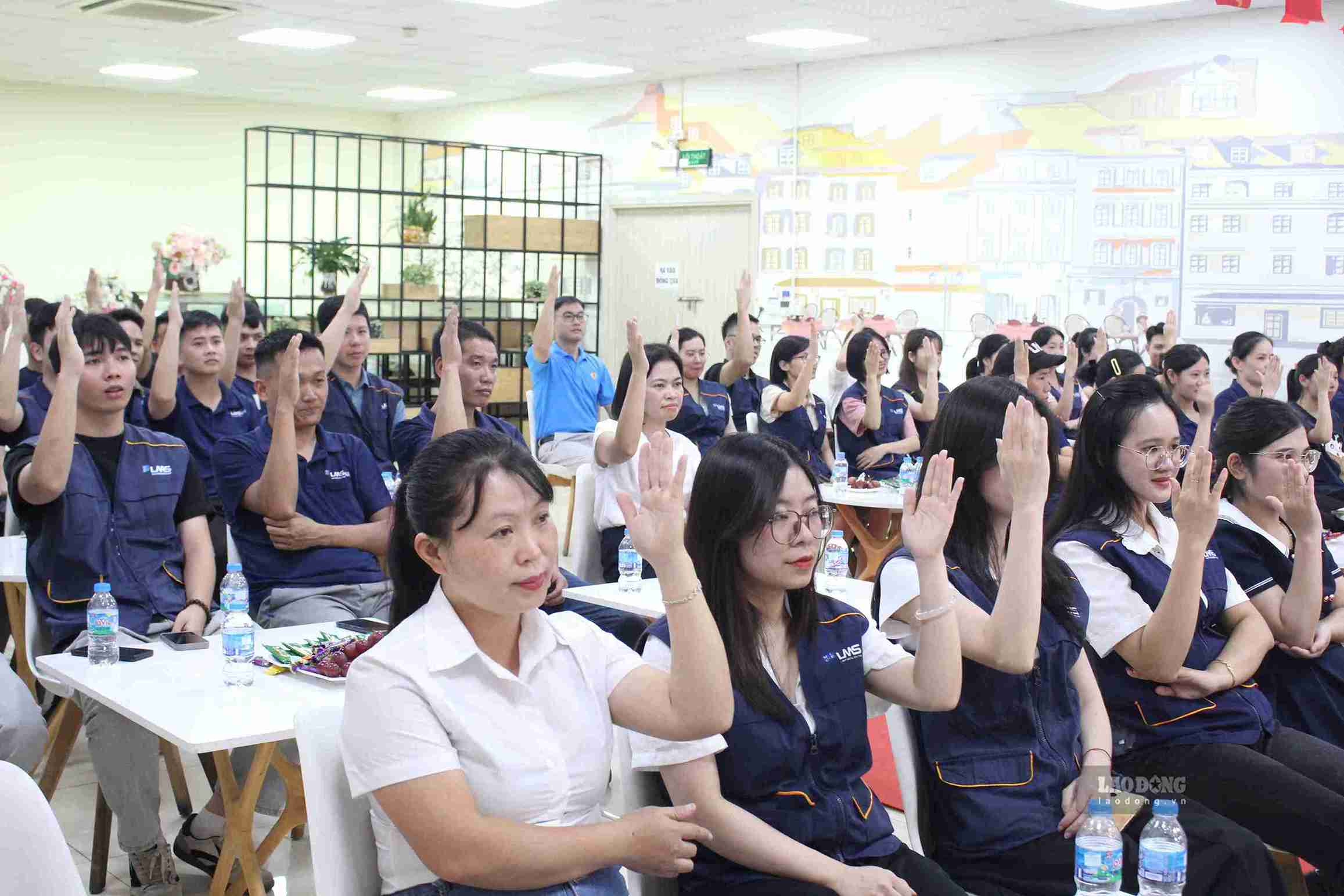 Đoàn viên Công đoàn Công ty TNHH LMS VINA giơ tay biểu quyết thông qua các nội dung tại hội nghị. Ảnh: Mai Hương