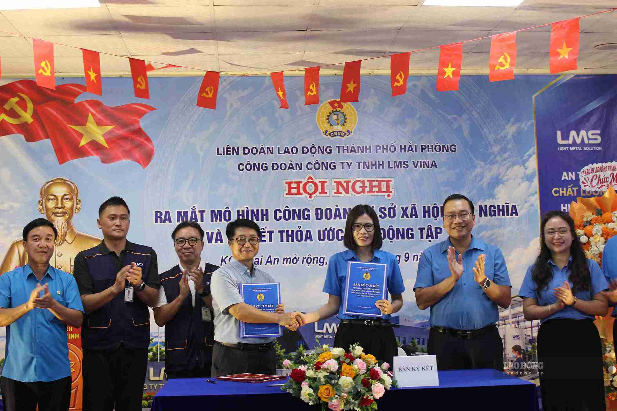 Đại diện Ban Giám đốc và Công đoàn Công ty TNHH LMS VINA ký cam kết thực hiện mô hình. Ảnh: Mai Hương