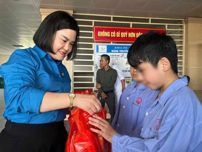 Chủ tịch Công đoàn phường Quảng Yên tặng quà nhân dịp tết Trung thu năm 2026 cho các em nhỏ. Ảnh: Cổng TTĐT phường Quảng Yên
