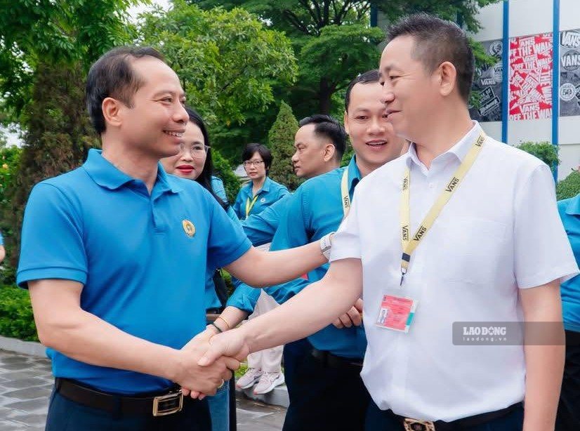 Sau khi được cán bộ Công đoàn giải thích rõ, các ông chủ doanh nghiệp FDI đều rất ủng hộ việc thành lập chi bộ Đảng. Ảnh: Trần Lâm