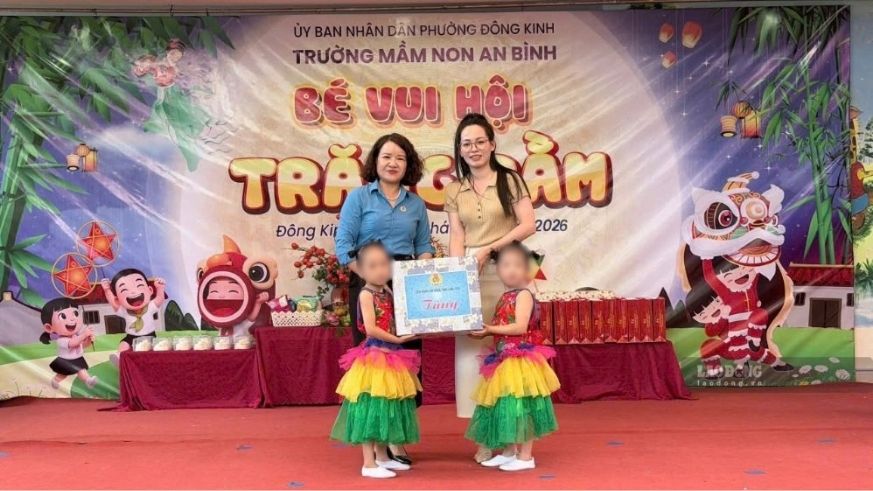 Lãnh đạo LĐLĐ tỉnh thăm hỏi, tặng quà Tết Trung thu tại trường Mầm non An Bình, phường Đông Kinh. Ảnh: Tô Ái