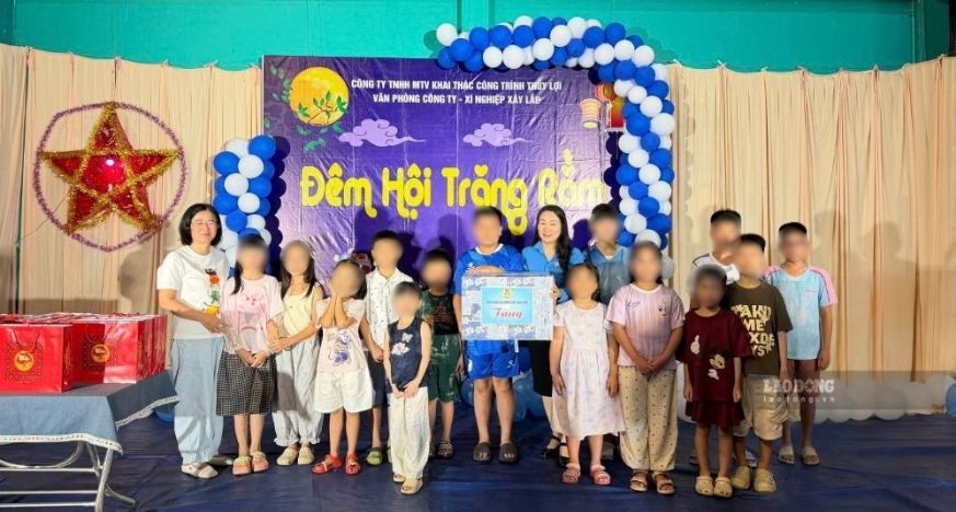 Lãnh đạo LĐLĐ tỉnh tặng quà Tết Trung thu tại Công ty TNHH MTV khai thác công trình thủy lợi. Ảnh: Tô Ái