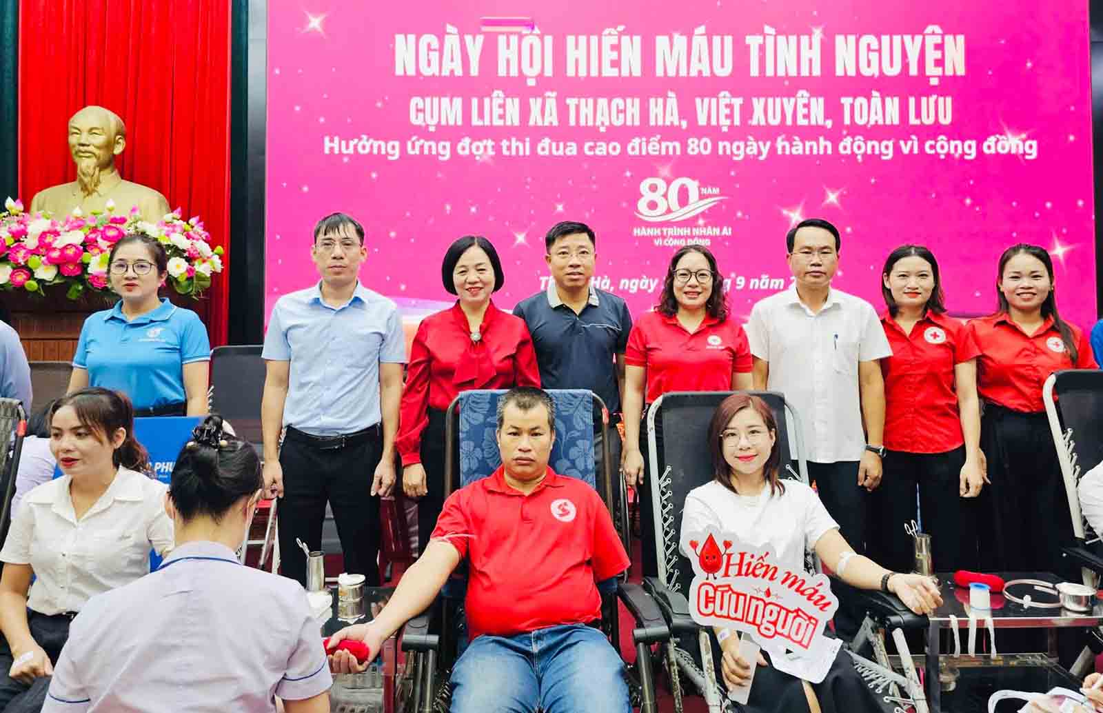 Gần 400 người tham gia hiến máu tình nguyện