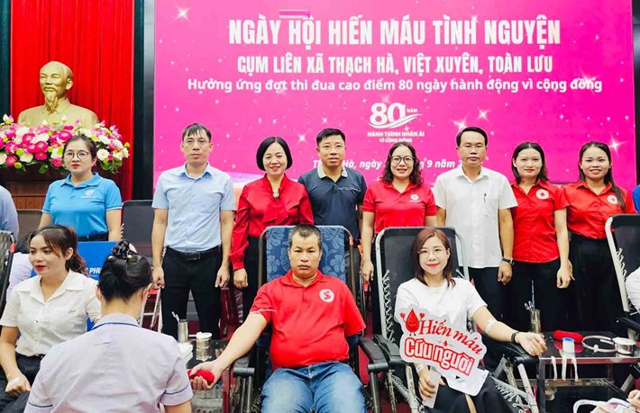 Các tình nguyện viên tham gia hiến máu. Ảnh: UBND xã Thạch Hà