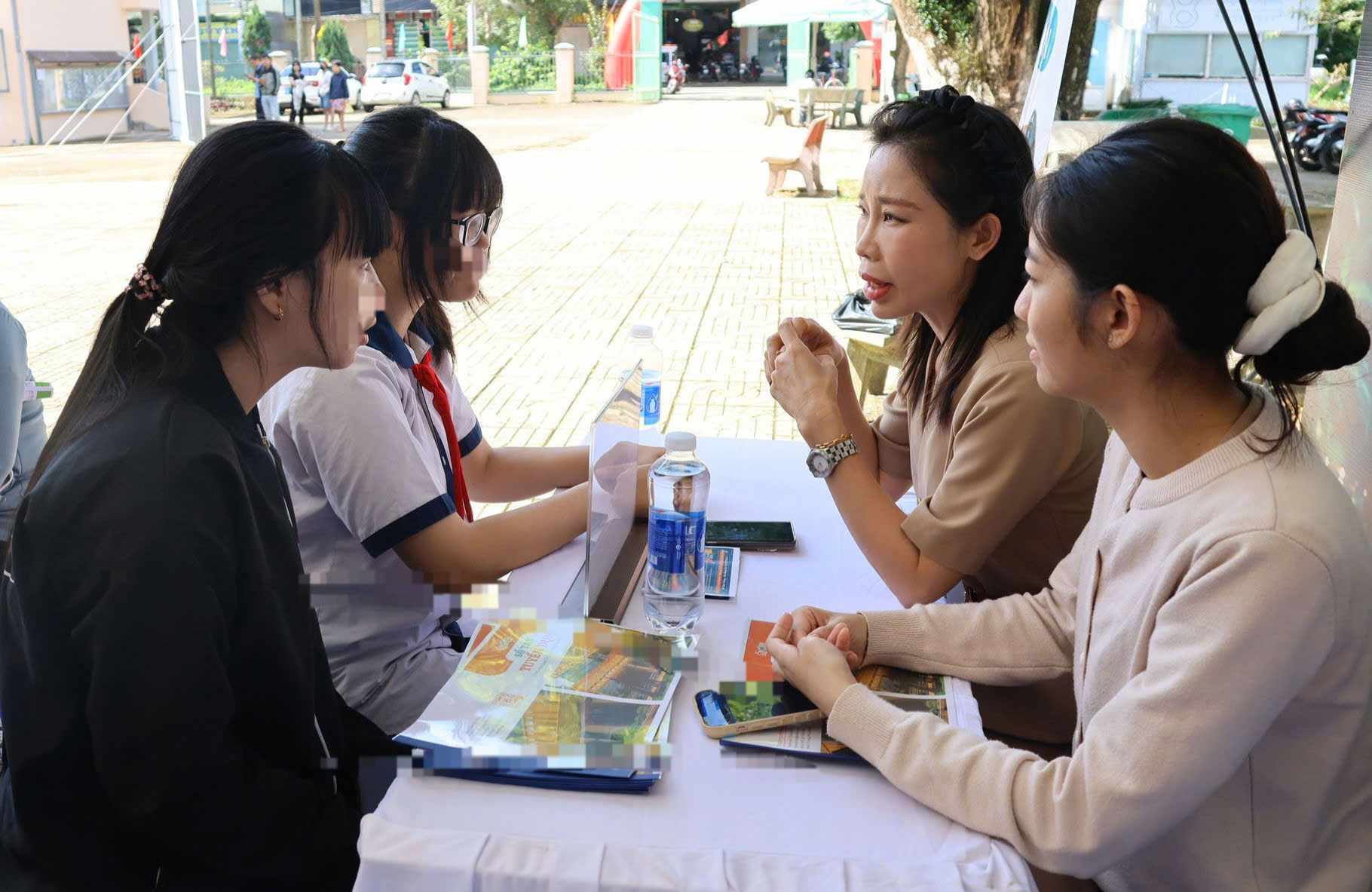 Đại diện nhà tuyển dụng tư vấn hướng nghiệp cho học sinh. Ảnh: Võ Lan (chụp ngày 26.9) 