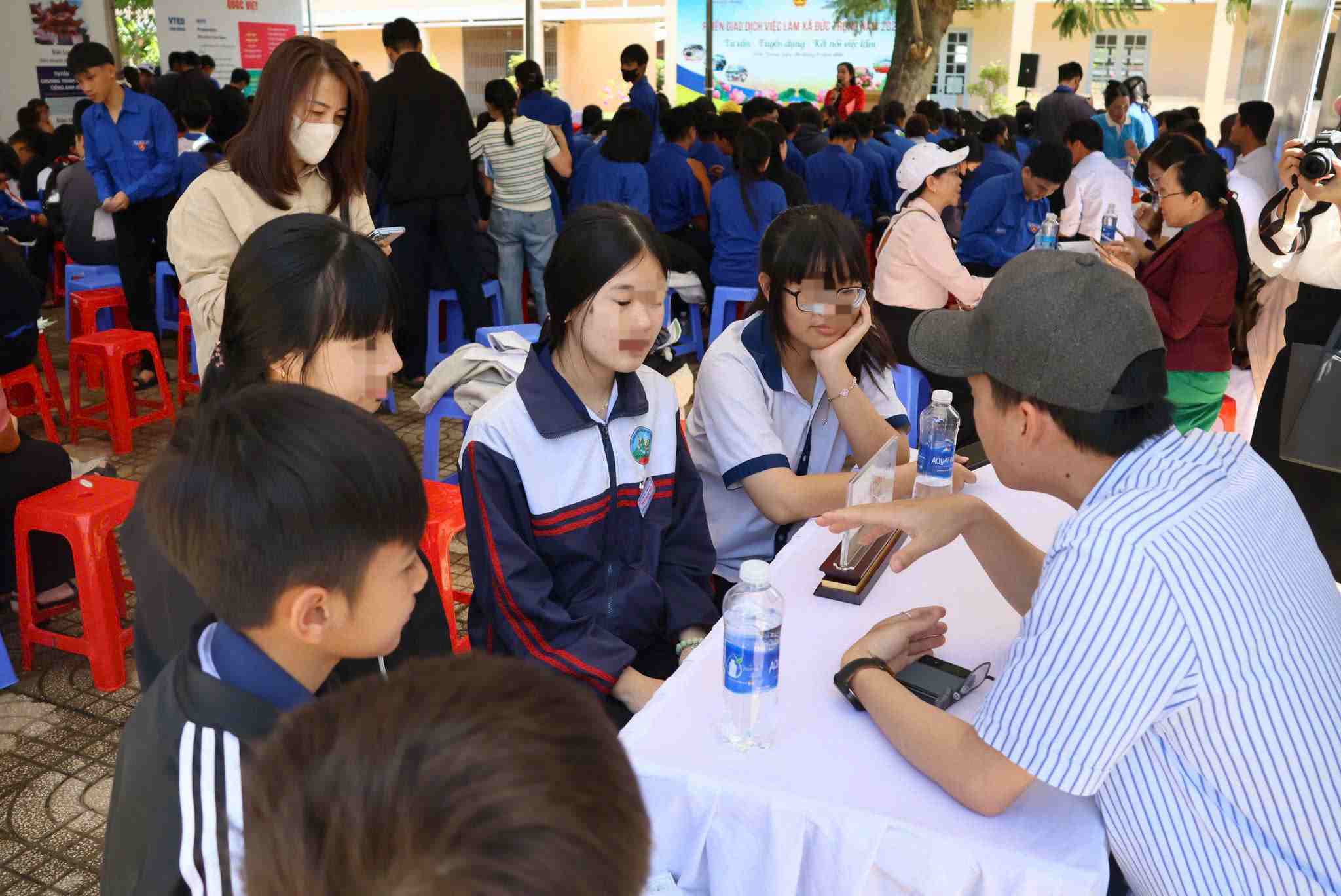 Phiên giao dịch việc lam thu hút hơn 300 người là đoàn viên, học sinh và người lao động tại xã Đức Trọng tham gia. Ảnh: Võ Lan (chụp ngày 26.9) 