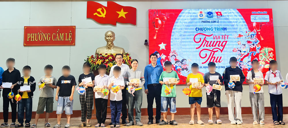 Công đoàn phường Cẩm Lệ phối hợp với UBND và Đoàn Thanh niên phường tổ chức trao 294 suất quà với tổng trị giá 164,5 triệu đồng cho con đoàn viên. Ảnh: Công đoàn Cẩm Lệ