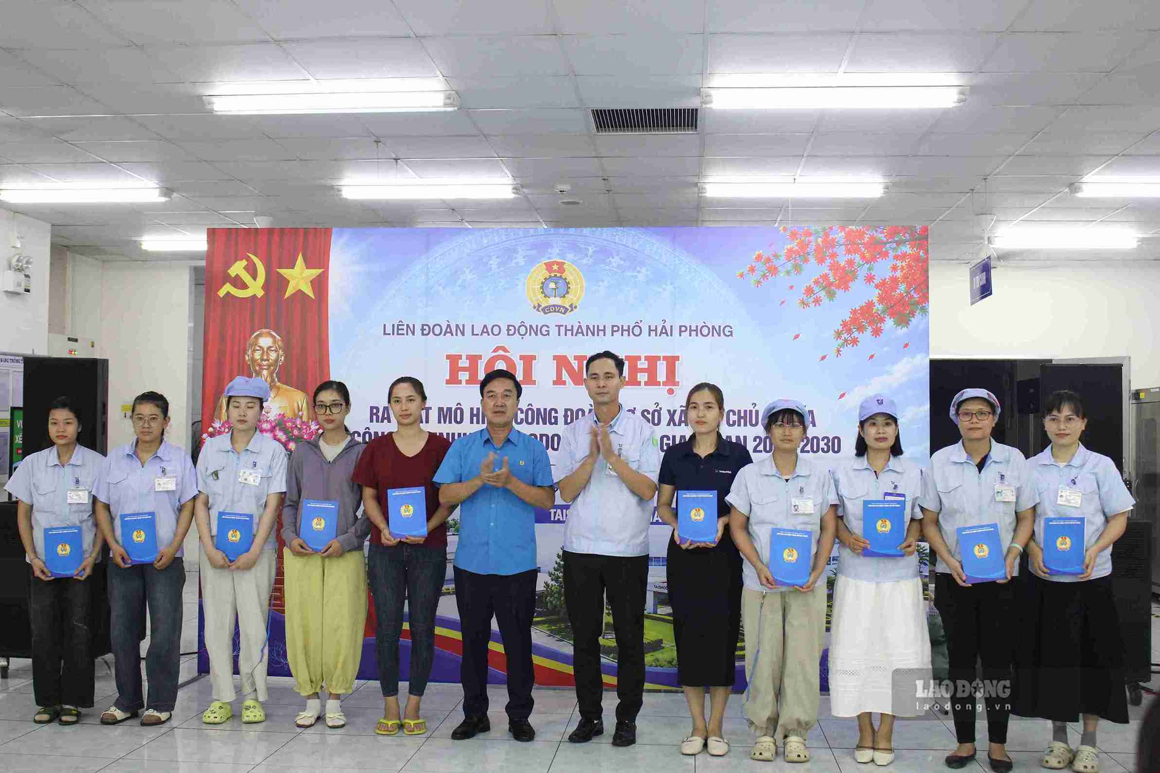 Đại diện Liên đoàn Lao động thành phố Hải Phòng trao quà cho công nhân lao động.