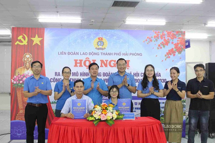 Đại diện Ban Giám đốc và Ban Chấp hành Công đoàn Công ty TNHH Taishodo Việt Nam ký cam kết thực hiện mô hình. Ảnh: Mai Hương