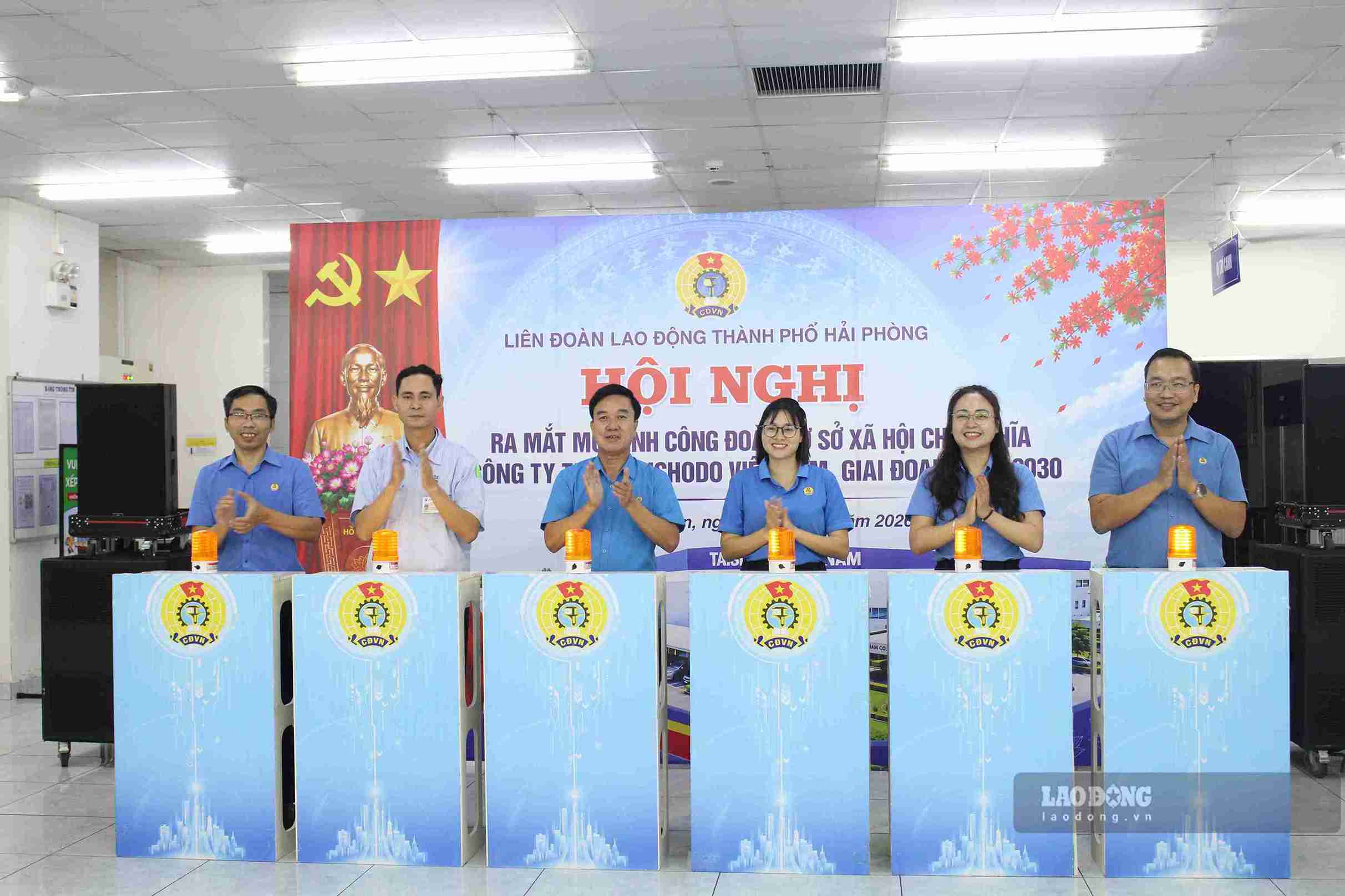 Các đại biểu thực hiện nghi thức ra mắt mô hình “Công đoàn cơ sở xã hội chủ nghĩa” giai đoạn 2026 - 2030. Ảnh: Mai Hương