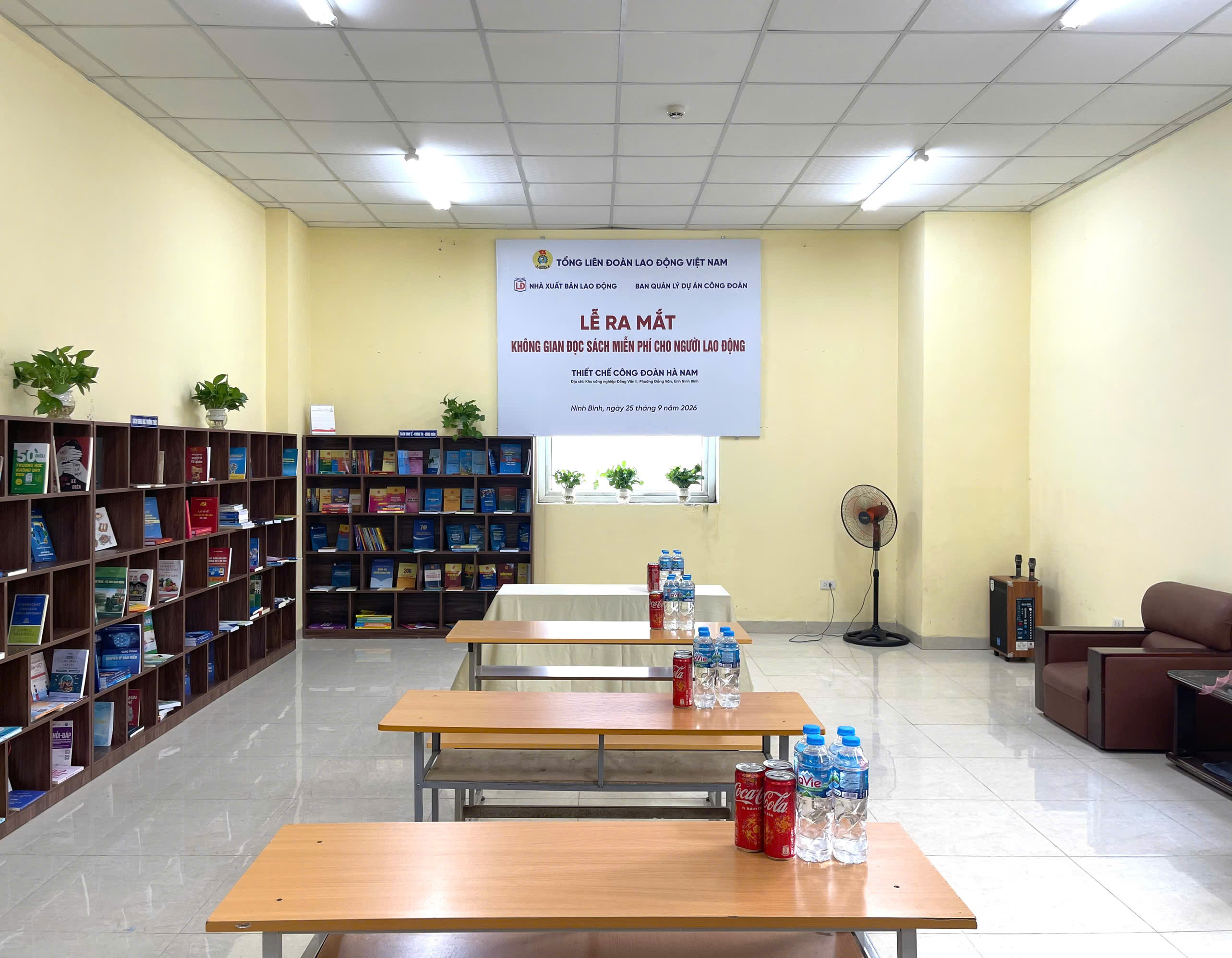 Toàn cảnh không gian sách dành cho người lao động. (Ảnh: Bích Lộc)