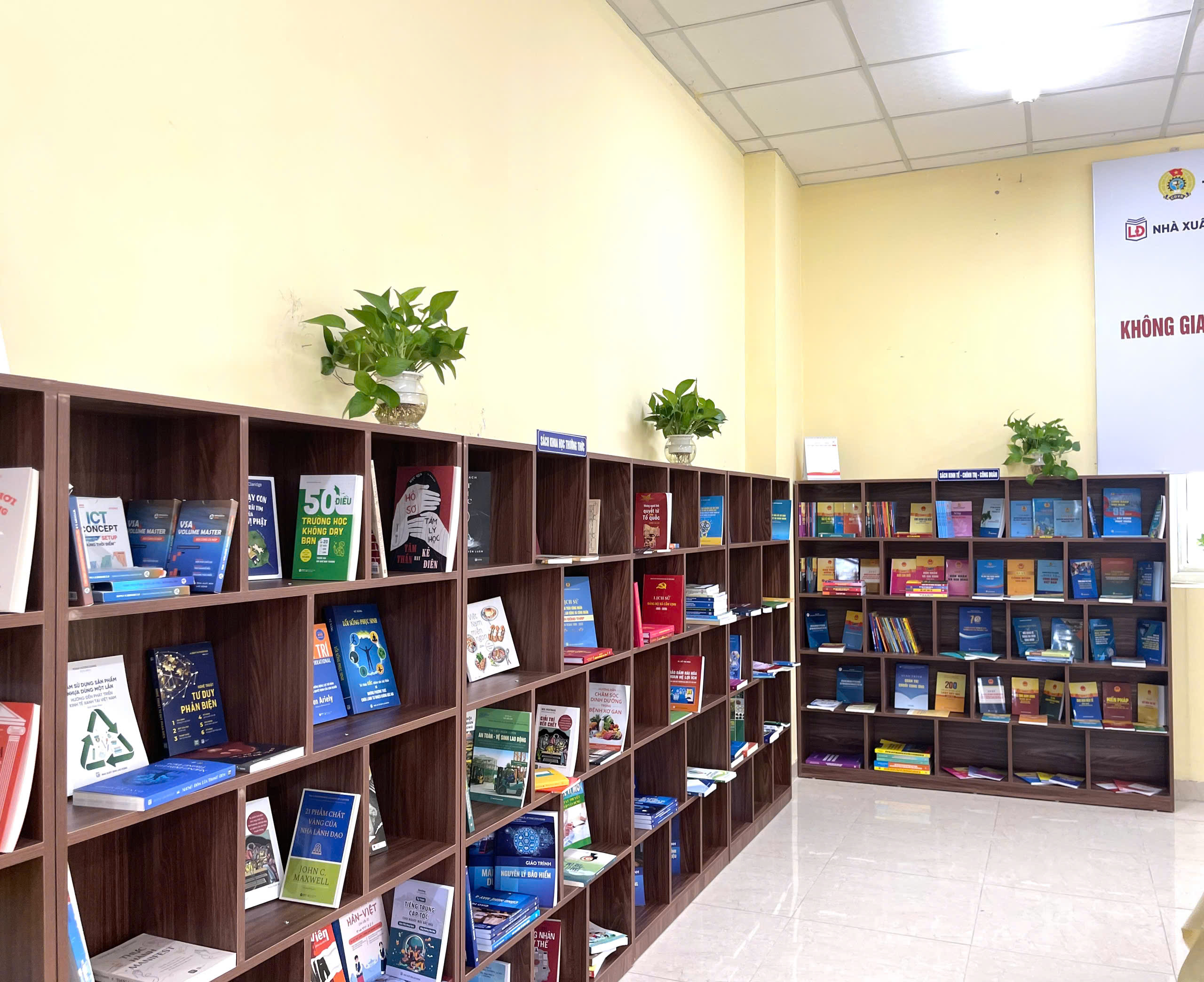 Không gian đọc sách được chia thành nhiều mảng sách đa dạng. (Ảnh: Bích Lộc)
