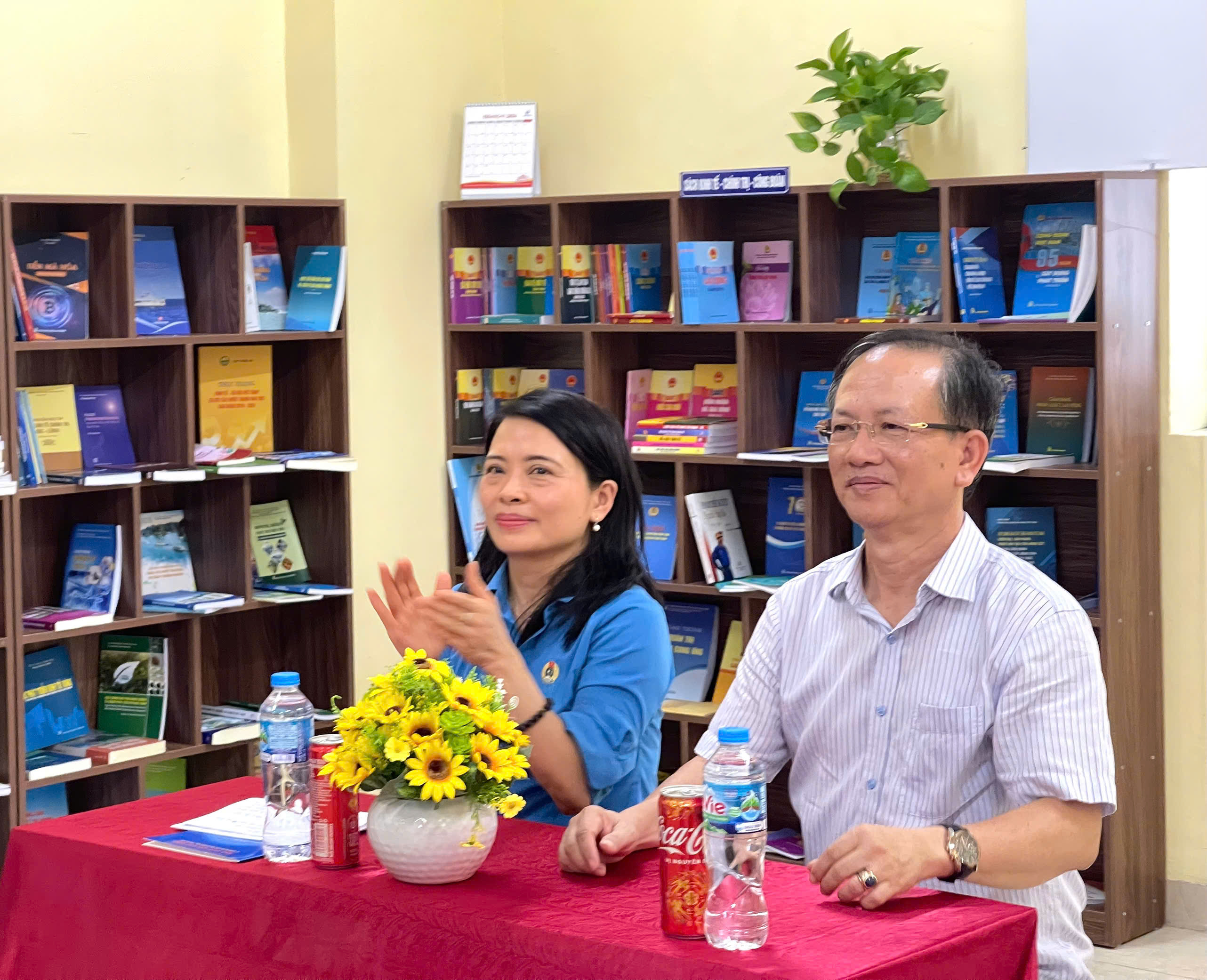 Đồng chí Mai Thị Thanh Hằng, Giám đốc - Tổng Biên tập Nhà xuất bản Lao Động và đồng chí Nguyễn Văn Lợi, Phó Ban Quản lý Dự án Công đoàn tại buổi lễ. Ảnh: Tạ Hà