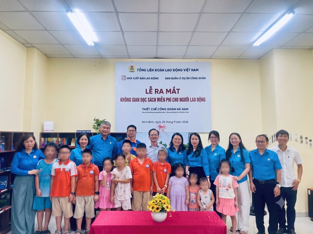 Đông đảo người lao động, con em người lao động đến tham gia trải nghiệm không gian đọc sách miễn phí. Ảnh: Bích Lộc