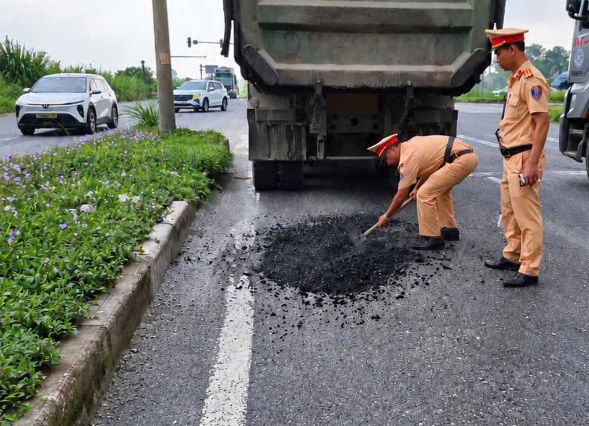Cảnh sát giao thông Ninh Bình khắc phục điểm đường có nguy cơ mất an toàn