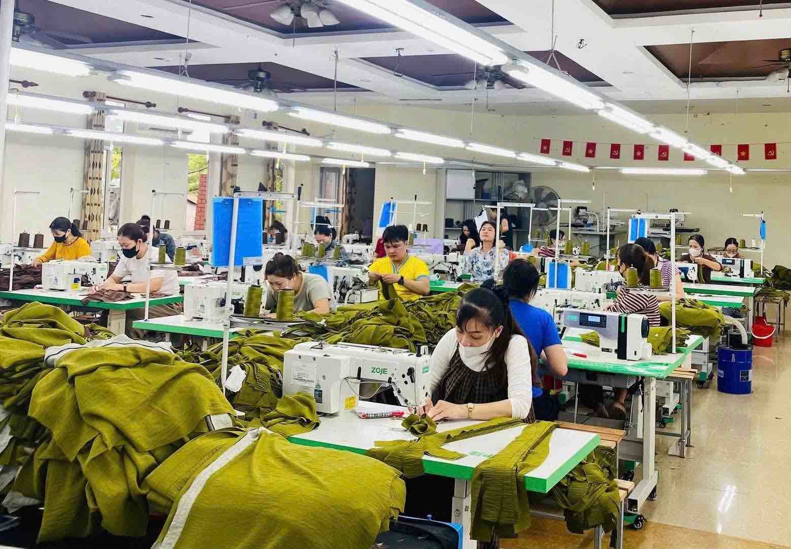 Thi đua nâng năng suất, tăng thu nhập cho công nhân Công ty May Quảng Bình