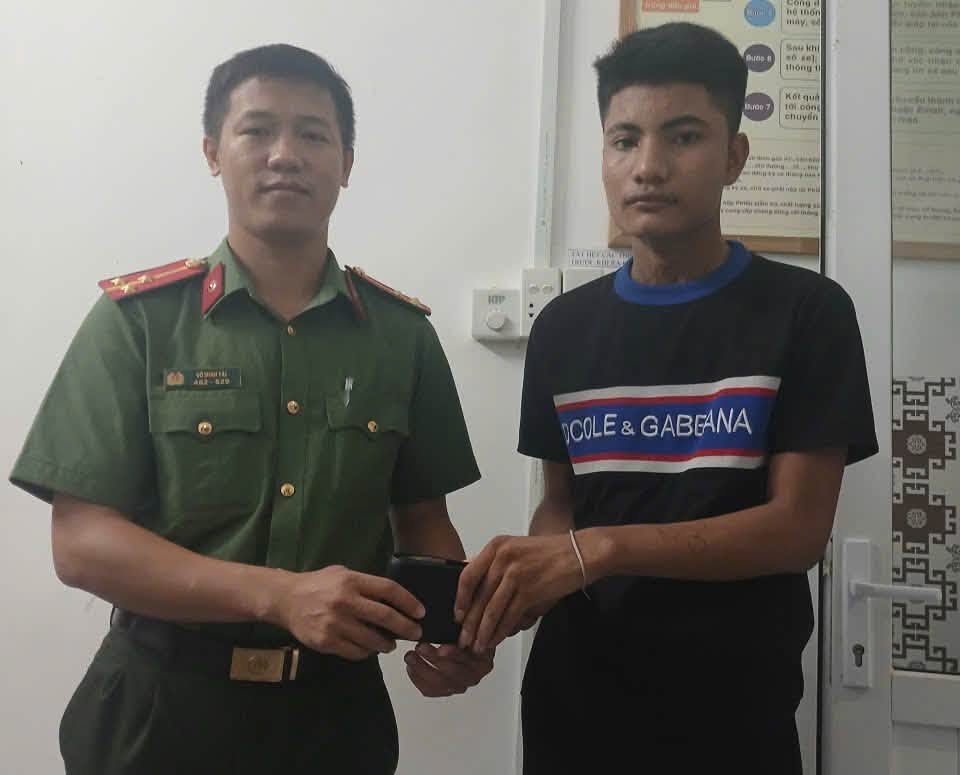 Nhặt được ví có giấy tờ, công dân mang đến công an xã nhờ tìm chủ nhân